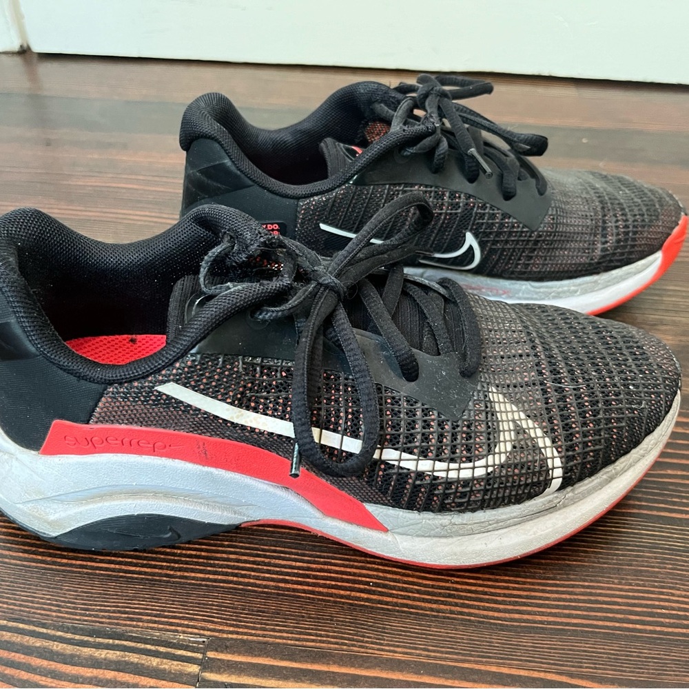 Nike Black and Red Athletic Sneakers 7.5